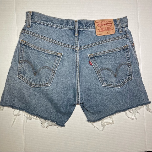 Women’s Levi’s Jean Cutoff Shorts Size 32 Waist 5in Inseam - Picture 10 of 13